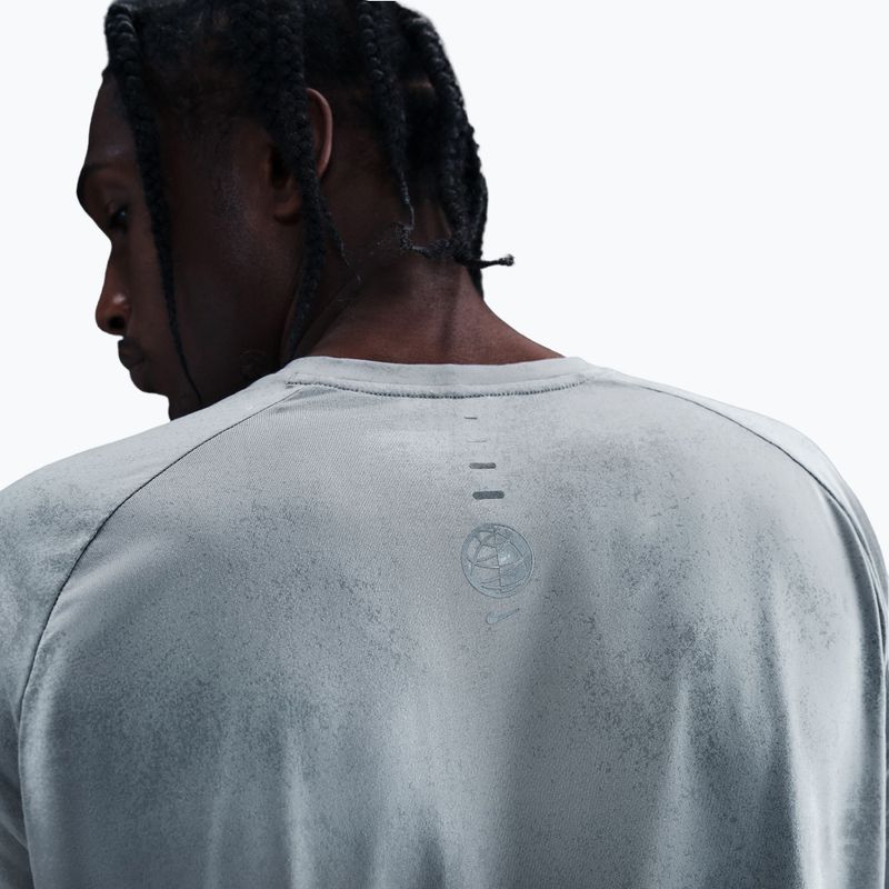 Pánské běžecké triko Longsleeve Nike Stride Dri-Fit ADV light smoke grey 4
