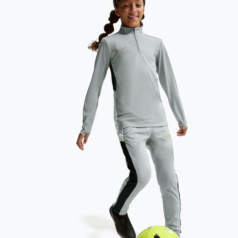 Dětské tepláky Nike Academy Dri-Fit Jr light smoke grey/white/black/metallic gold 5