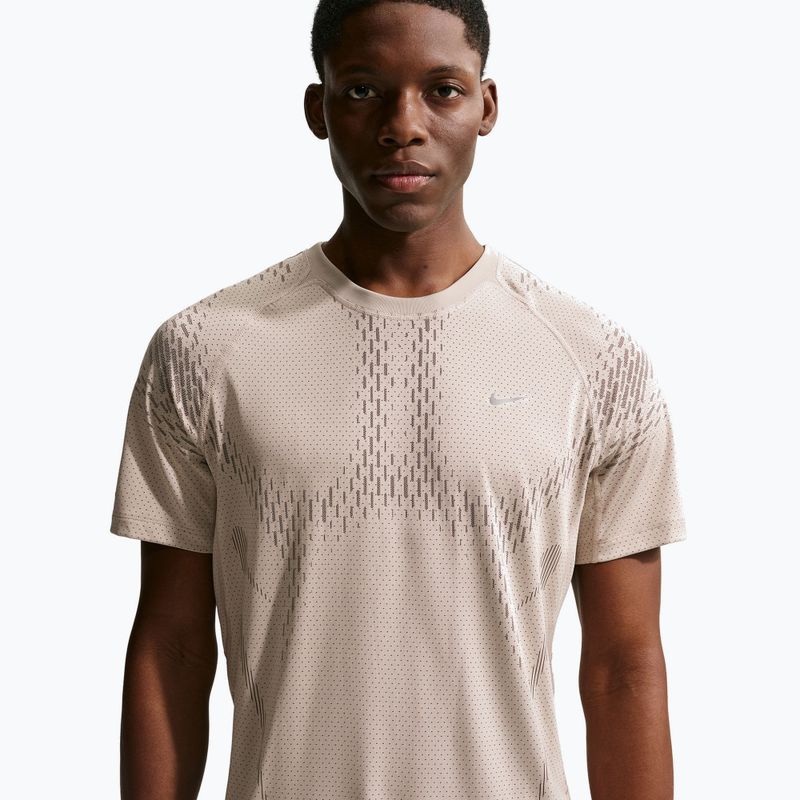 Pánské běžecké tričko Nike Stride Dri-Fit ADV cream li/mink brown 2