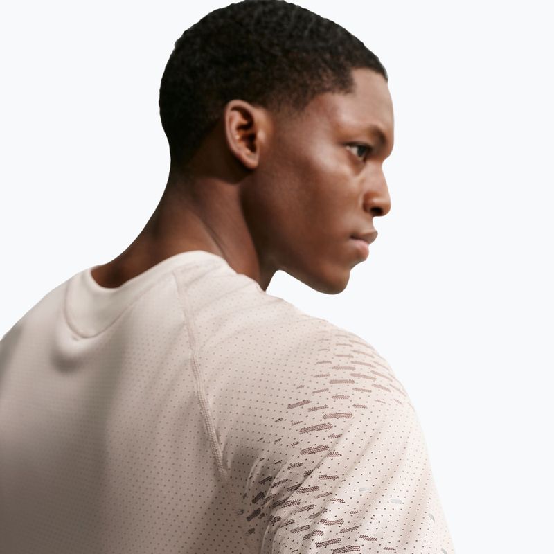 Pánské běžecké tričko Nike Stride Dri-Fit ADV cream li/mink brown 5