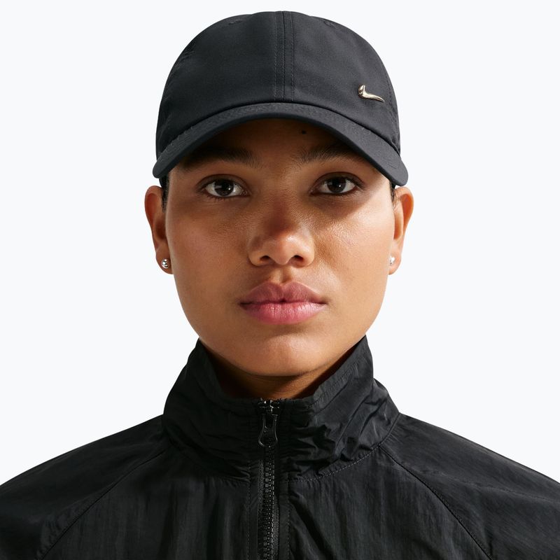 Kšiltovka Nike Dri-Fit Club Unstructured Metal Swoosh 2026 black/metallic gold 3