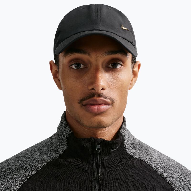 Kšiltovka Nike Dri-Fit Club Unstructured Metal Swoosh 2026 black/metallic gold 4