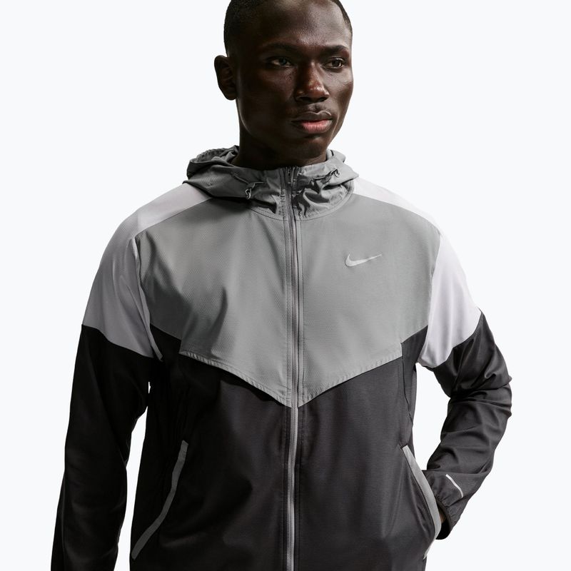 Pánská běžecká bunda Nike Impossibly Light Windrunner smoke grey/wolf grey/black 4