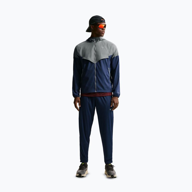 Pánská běžecká bunda Nike Impossibly Light Windrunner smoke grey/smoke grey/midnight navy 2