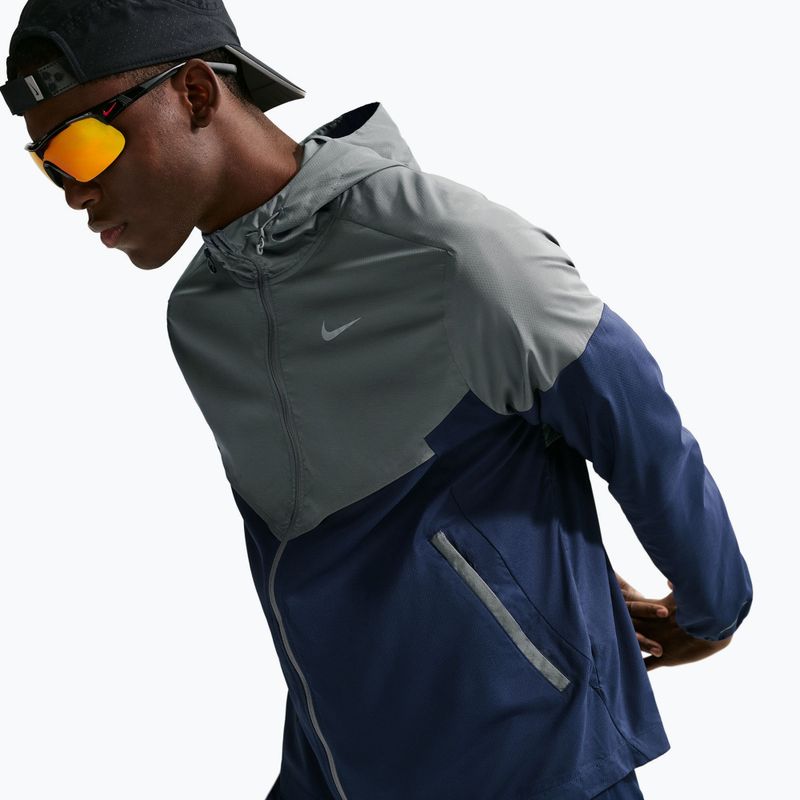 Pánská běžecká bunda Nike Impossibly Light Windrunner smoke grey/smoke grey/midnight navy 4
