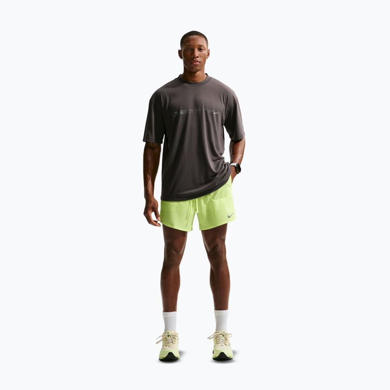 Pánské běžecké šortky Nike Stride Dri-Fit 2in1 7" volt ice 2