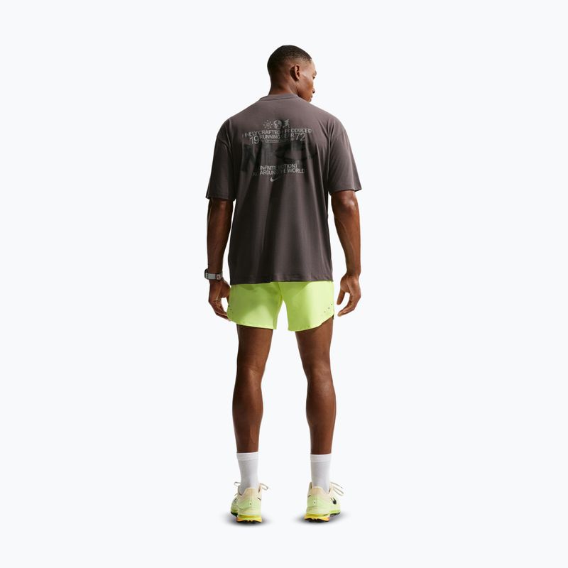 Pánské běžecké šortky Nike Stride Dri-Fit 2in1 7" volt ice 3