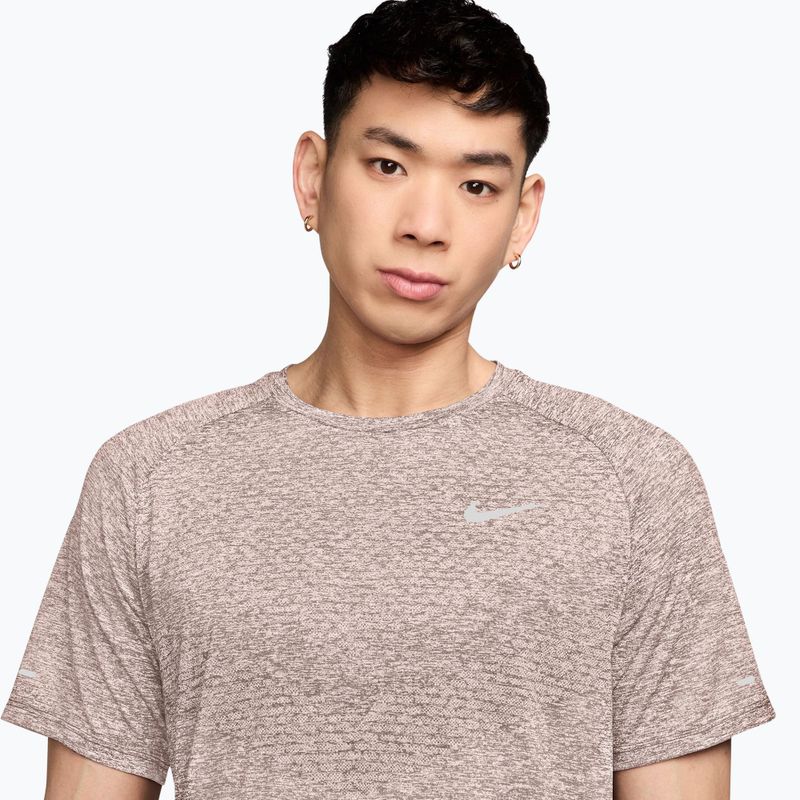 Pánské běžecké tričko Nike Stride ADV silt red 3