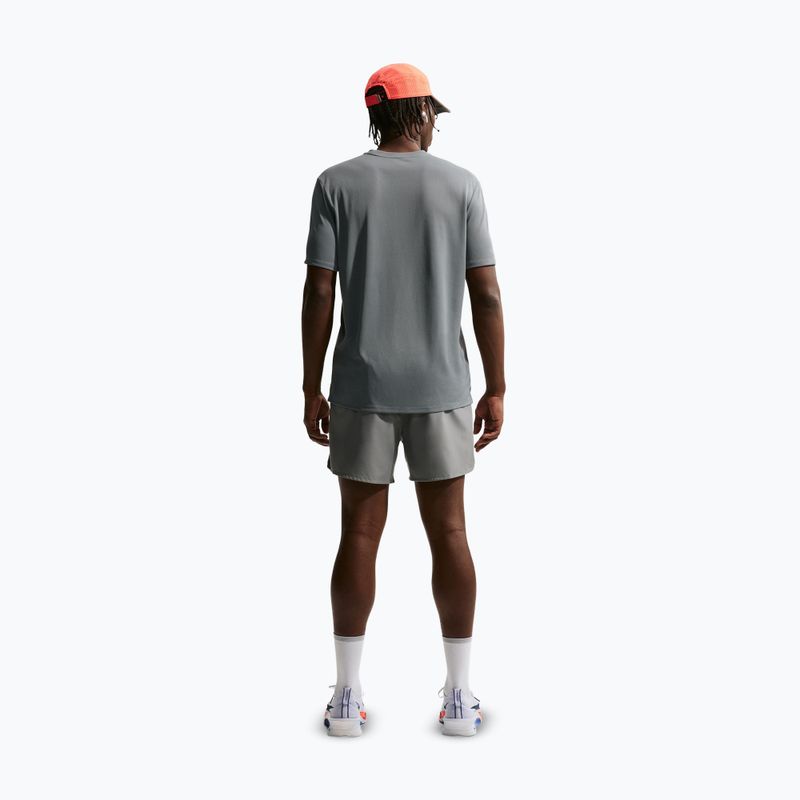 Pánské běžecké tričko Nike Miler Dri-Fit UV smoke grey 3