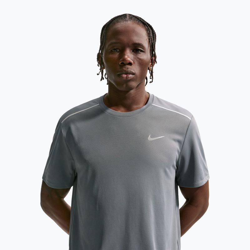 Pánské běžecké tričko Nike Miler Dri-Fit UV smoke grey 4