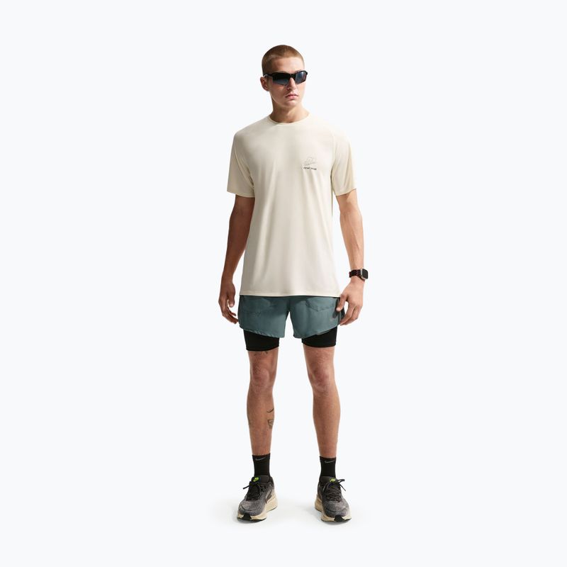 Pánské běžecké tričko Nike Stride Dri-Fit ADV coconut milk 2