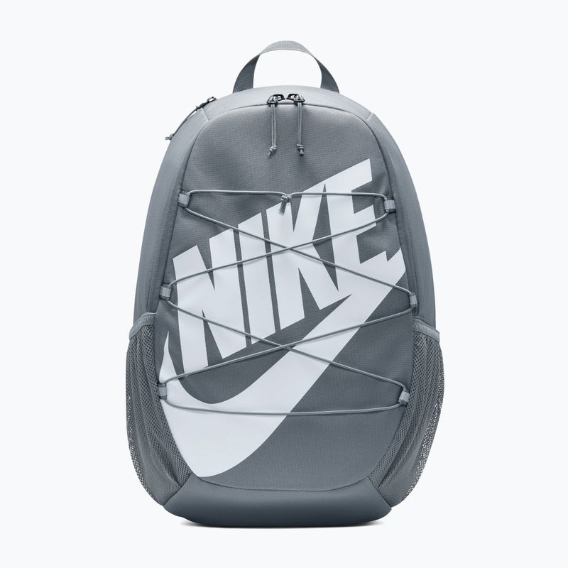Městský batoh Nike Heritage Sweep 25 l smoke grey/smoke grey/white