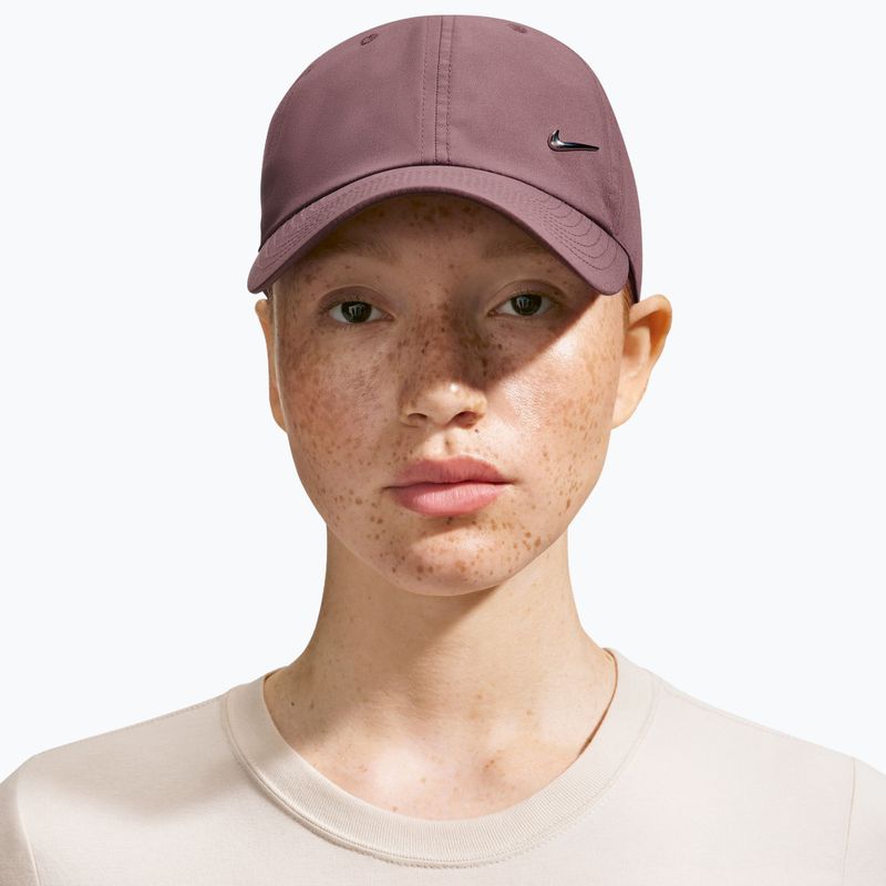 Kšiltovka Nike Dri-Fit Club Unstructured Metal Swoosh tattoo/metallic silver 3