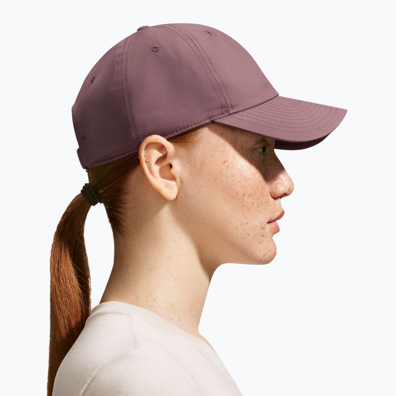 Kšiltovka Nike Dri-Fit Club Unstructured Metal Swoosh tattoo/metallic silver 5