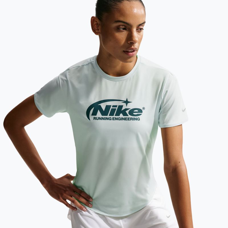 Dámské běžecké tričko Nike Swift Dri-Fit barely green 4