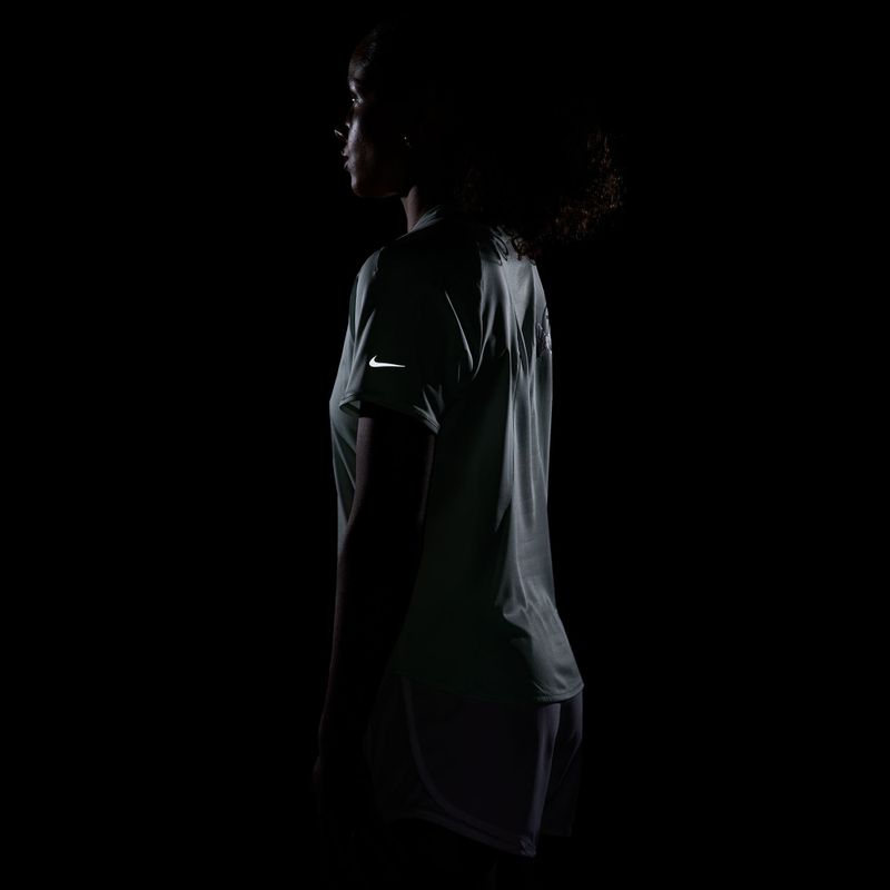 Dámské běžecké tričko Nike Swift Dri-Fit barely green 7