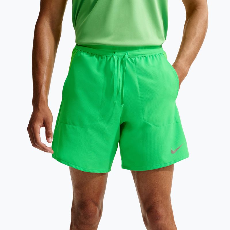 Pánské šortky Nike Stride Dri-Fit s podšívkou 5" zelená jiskra 5