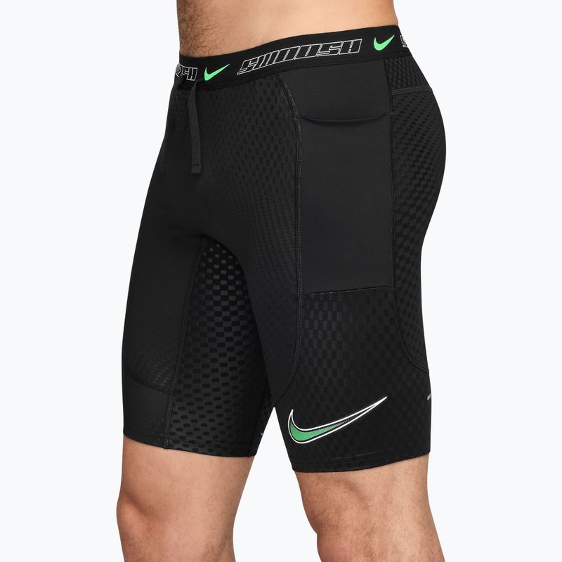 Pánské běžecké šortky Nike Stride black/illusion green 3