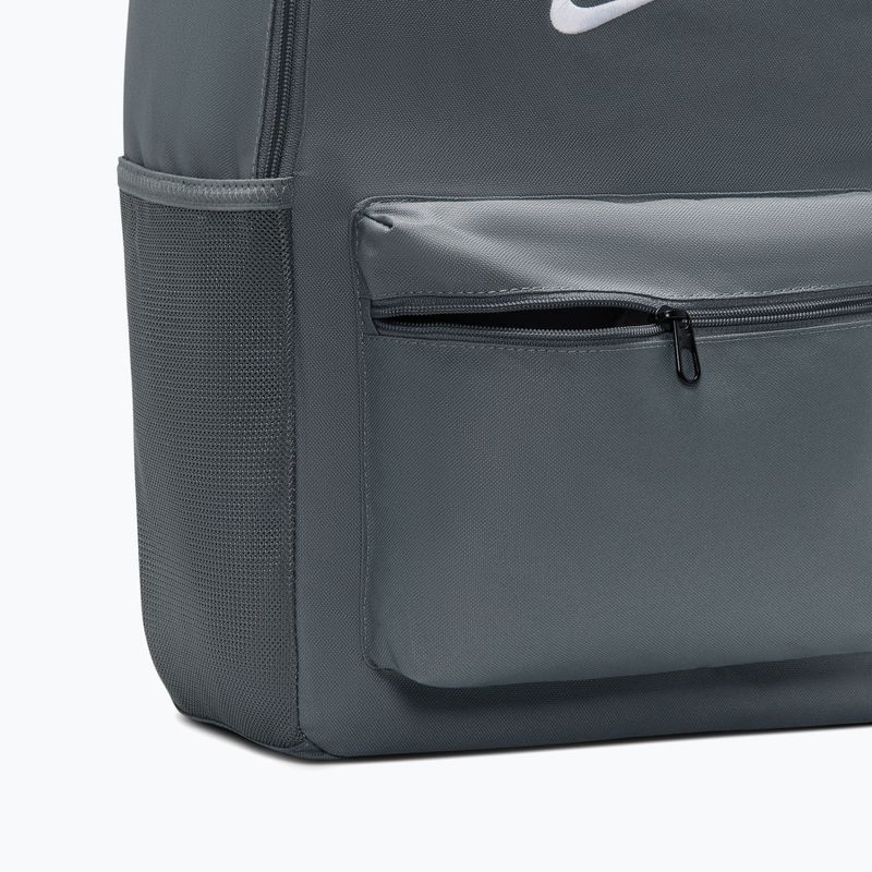 Městský batoh Nike Heritage 23 l smoke grey/smoke grey/white 5