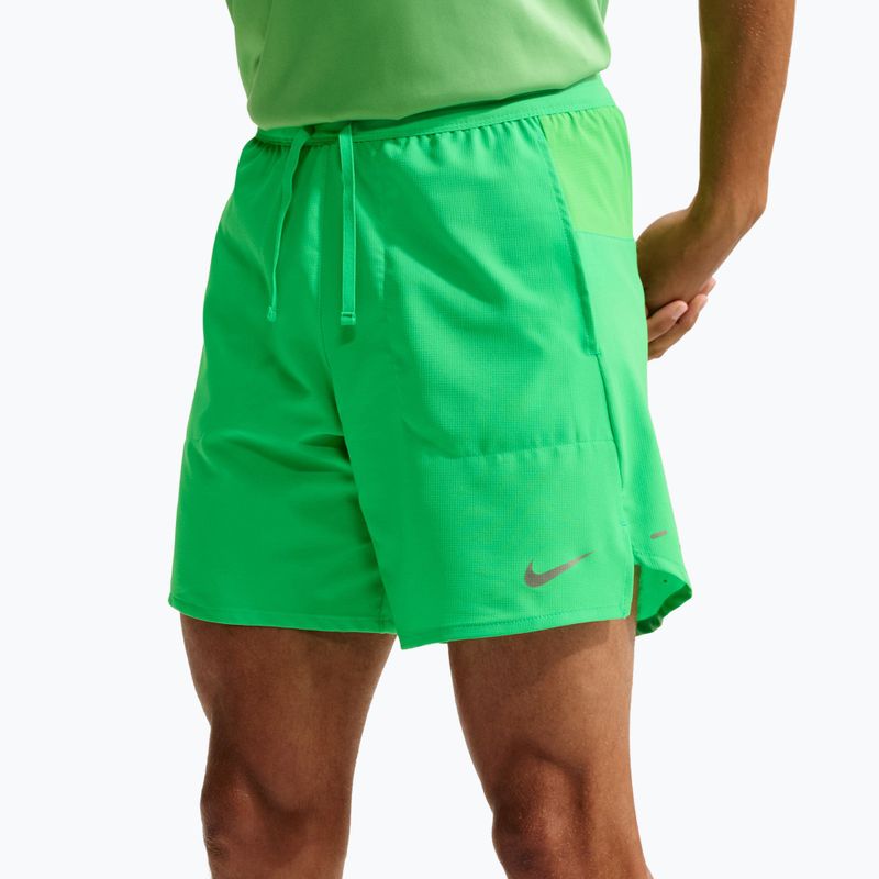 Pánské běžecké šortky Nike Stride Dri-Fit 2in1 7" green spark 5