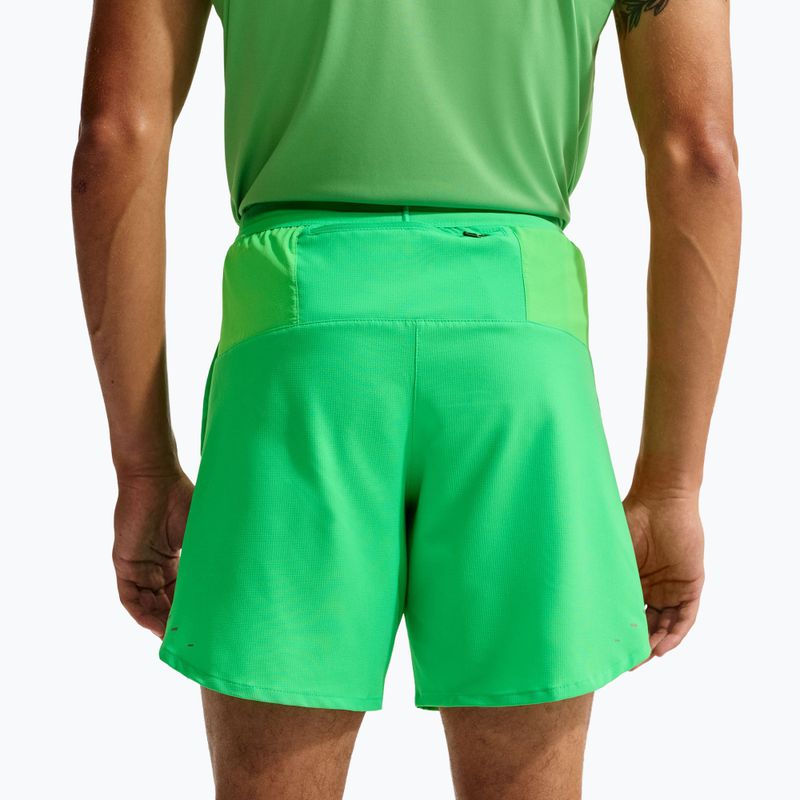 Pánské běžecké šortky Nike Stride Dri-Fit 2in1 7" green spark 6