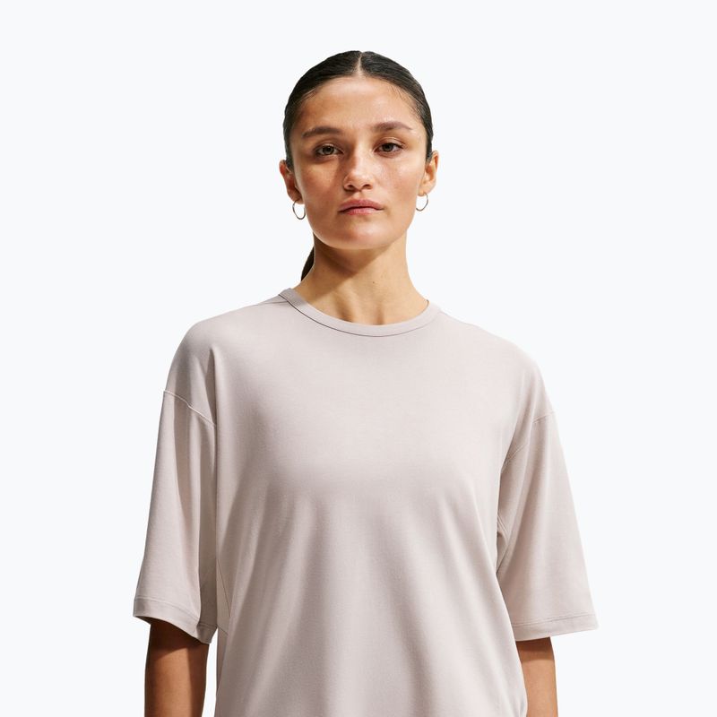 Dámské tréninkové tričko Nike 24.7 ImpossiblySoft Light cream Ii/college grey 3
