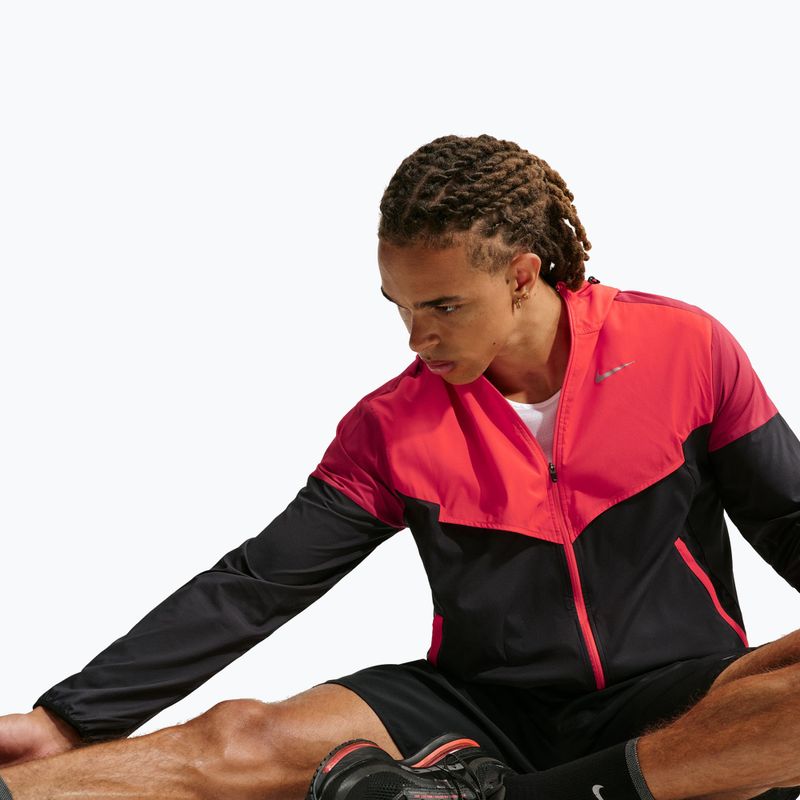Pánská běžecká bunda Nike Impossibly Light Windrunner black/light crimson/tough red 6