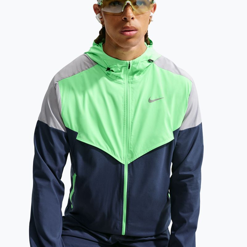Pánská běžecká bunda Nike Impossibly Light Windrunner midnight navy/illusion green/wolf grey 4