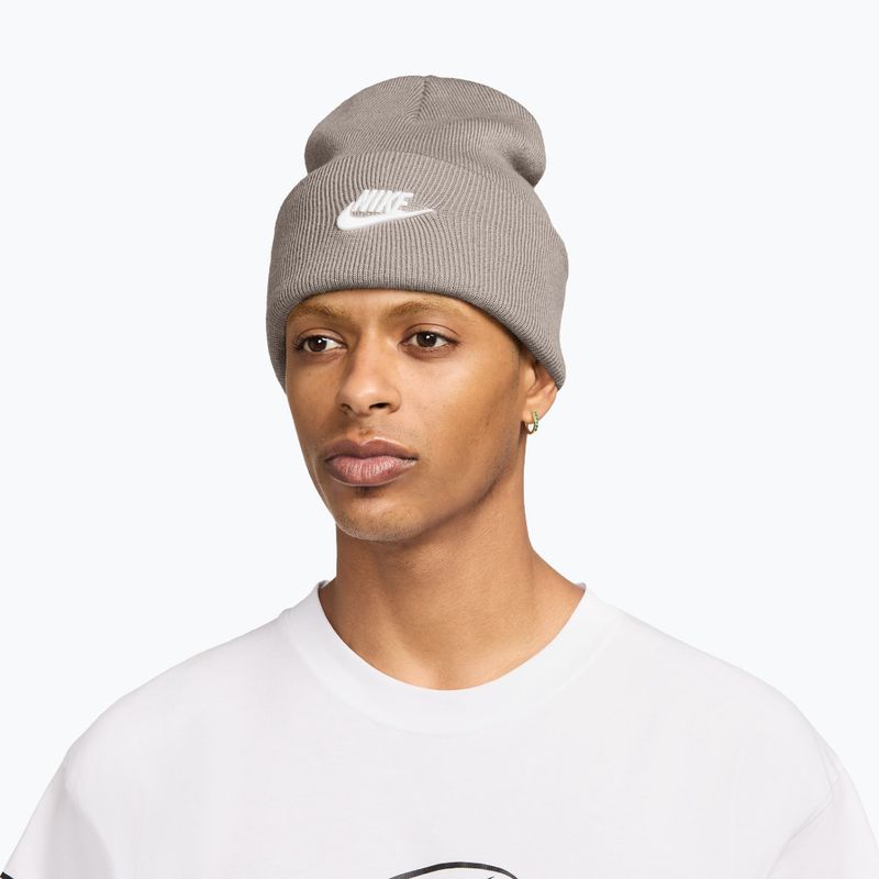 Zimní čepice Nike Peak Futura Beanie moon particle/white 2