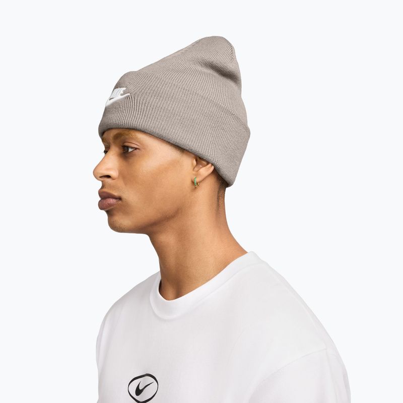 Zimní čepice Nike Peak Futura Beanie moon particle/white 3