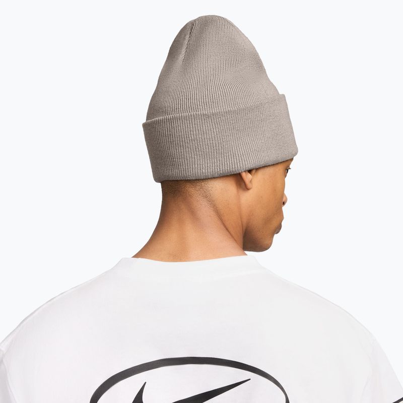 Zimní čepice Nike Peak Futura Beanie moon particle/white 4