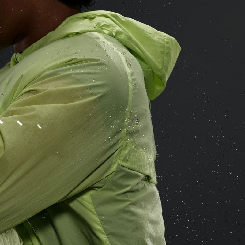 Pánská běžecká bunda Nike Stride Repel UV light lemon twist 11