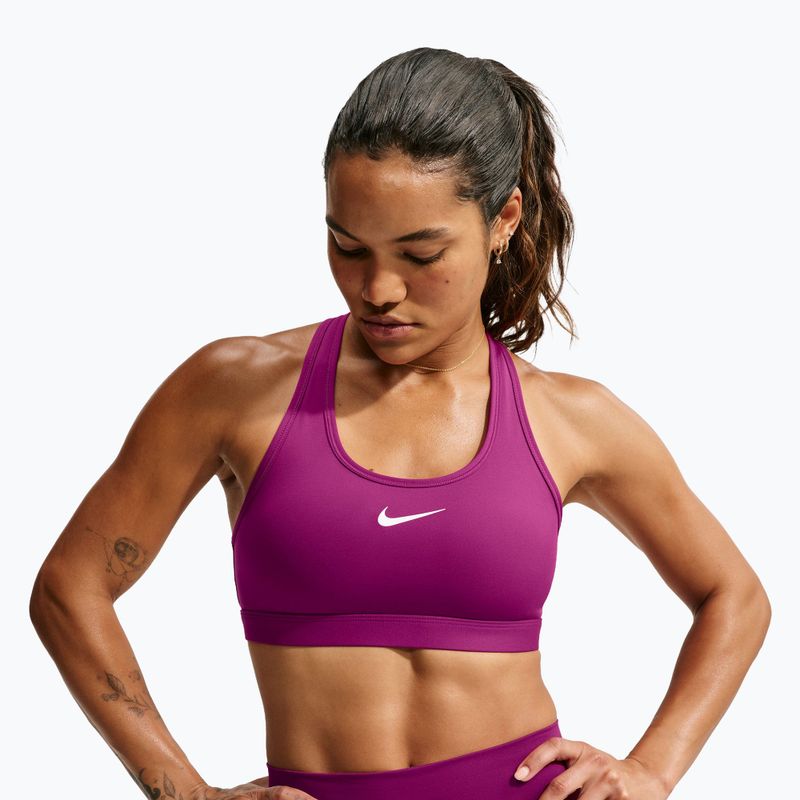 Dámská sportovní podprsenka Nike Swoosh Medium Support true berry/white 4