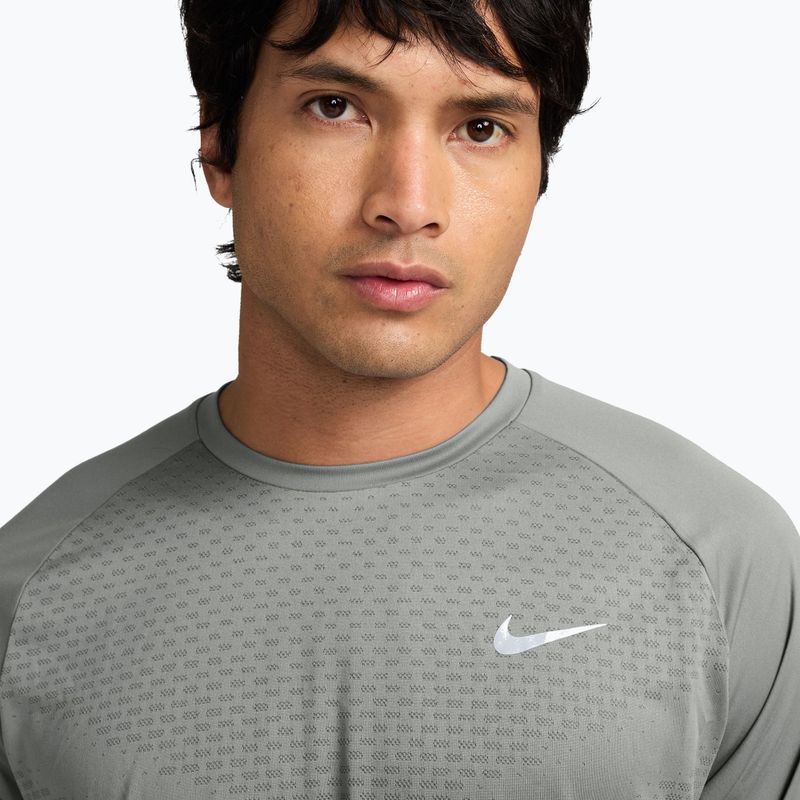 Pánské běžecké tričko Nike Stride grey fog 3