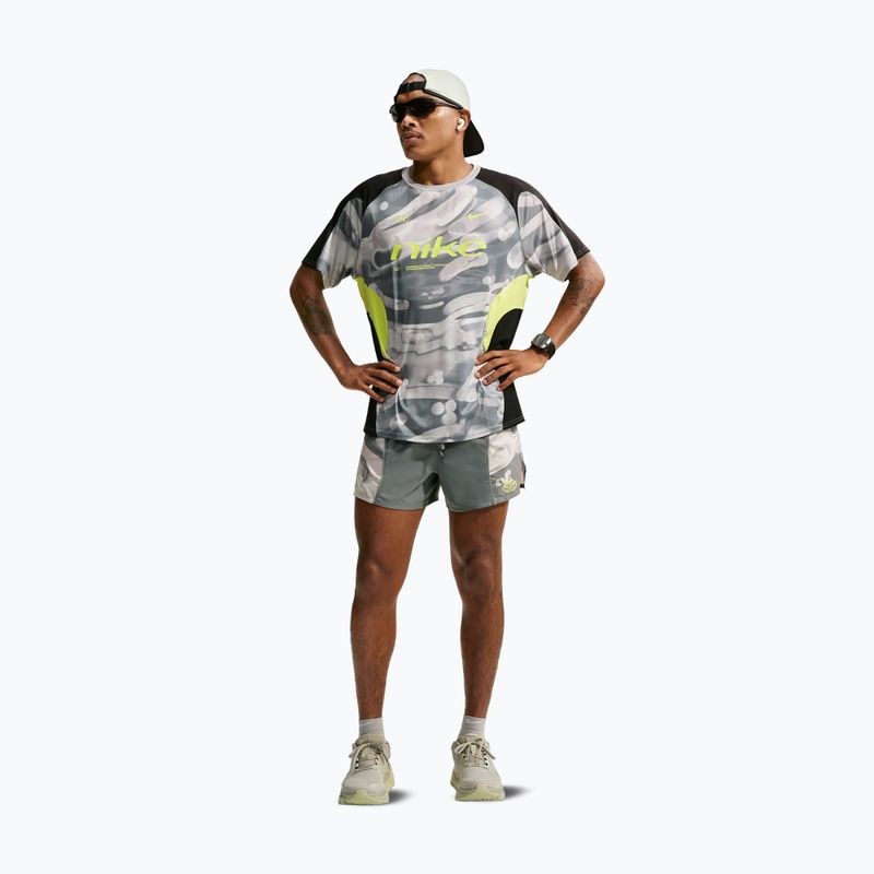 Pánské běžecké tričko Nike Dri-FIT Printed SS smoke grey/black/light lemon twist 2