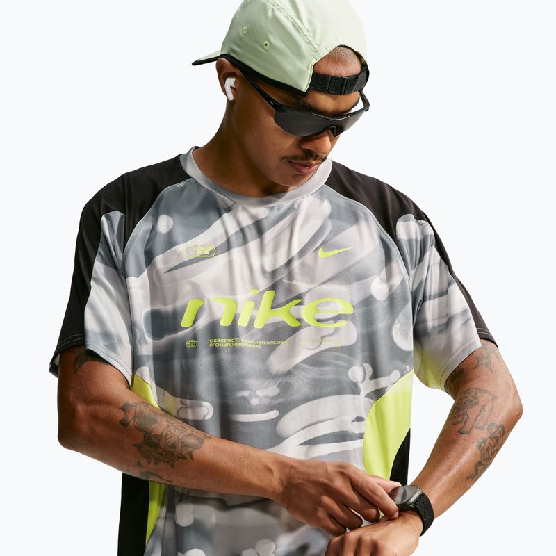 Pánské běžecké tričko Nike Dri-FIT Printed SS smoke grey/black/light lemon twist 4