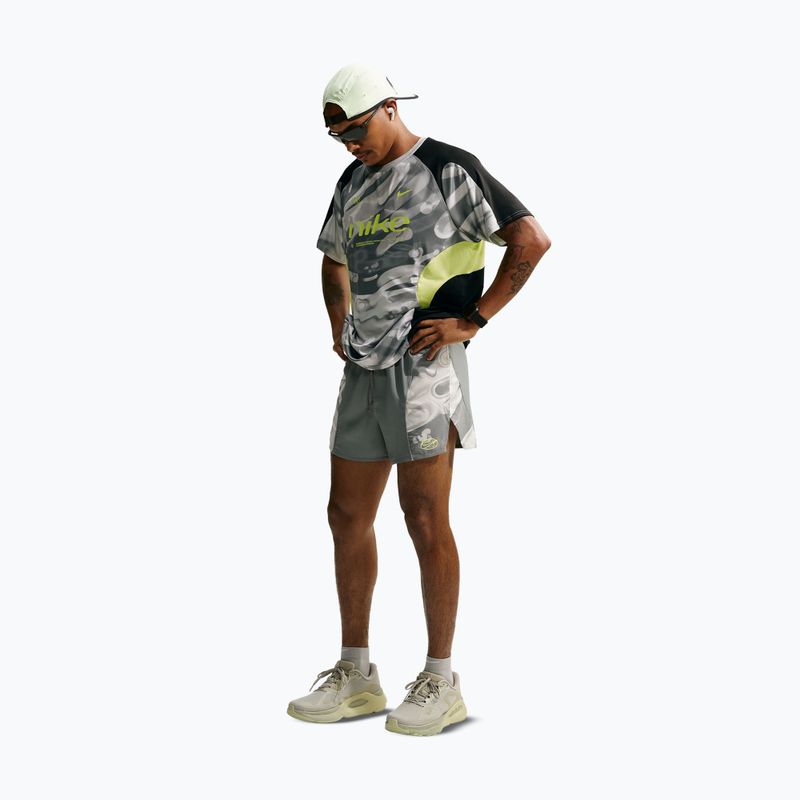 Pánské běžecké šortky Nike Dri-Fit 4" smoke grey/black/light lemon twist 2