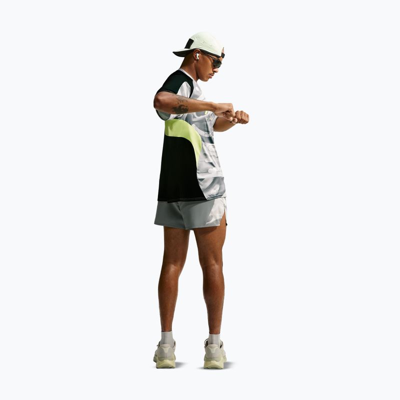 Pánské běžecké šortky Nike Dri-Fit 4" smoke grey/black/light lemon twist 3