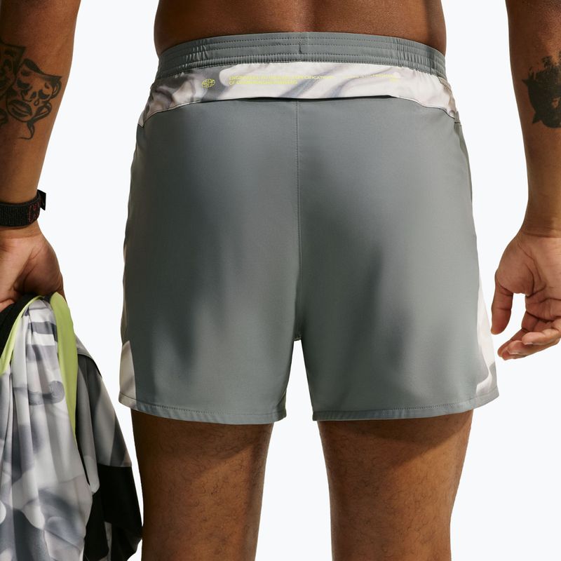 Pánské běžecké šortky Nike Dri-Fit 4" smoke grey/black/light lemon twist 5