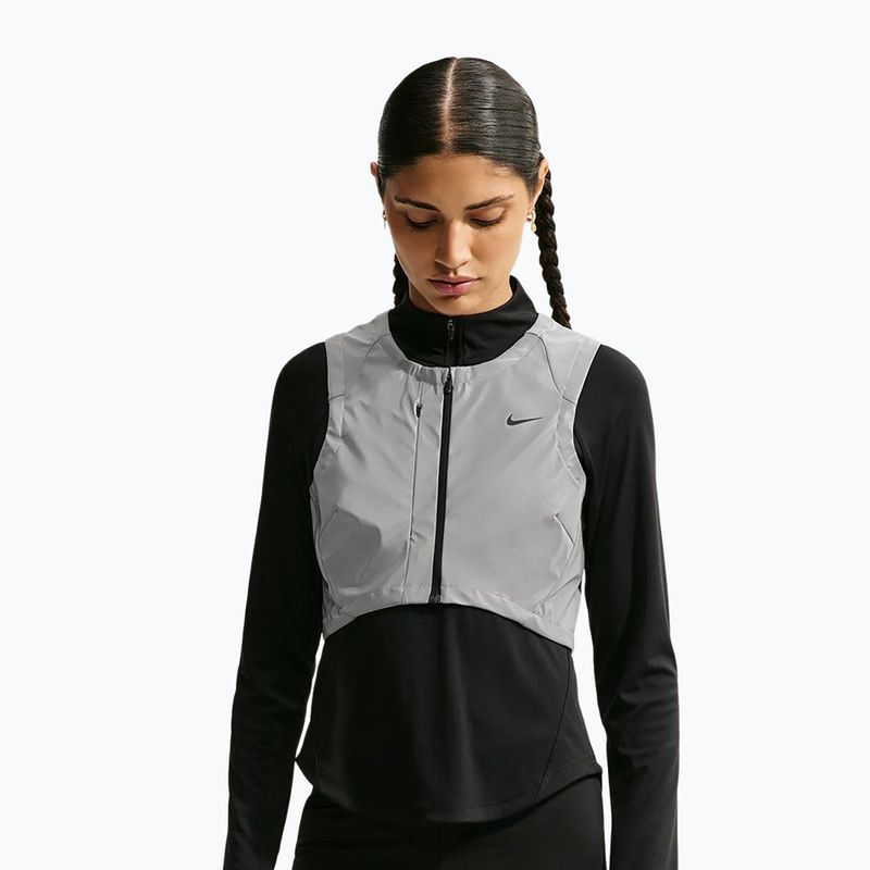 Dámská běžecká vesta Nike Swift Flash metallic cool grey/black