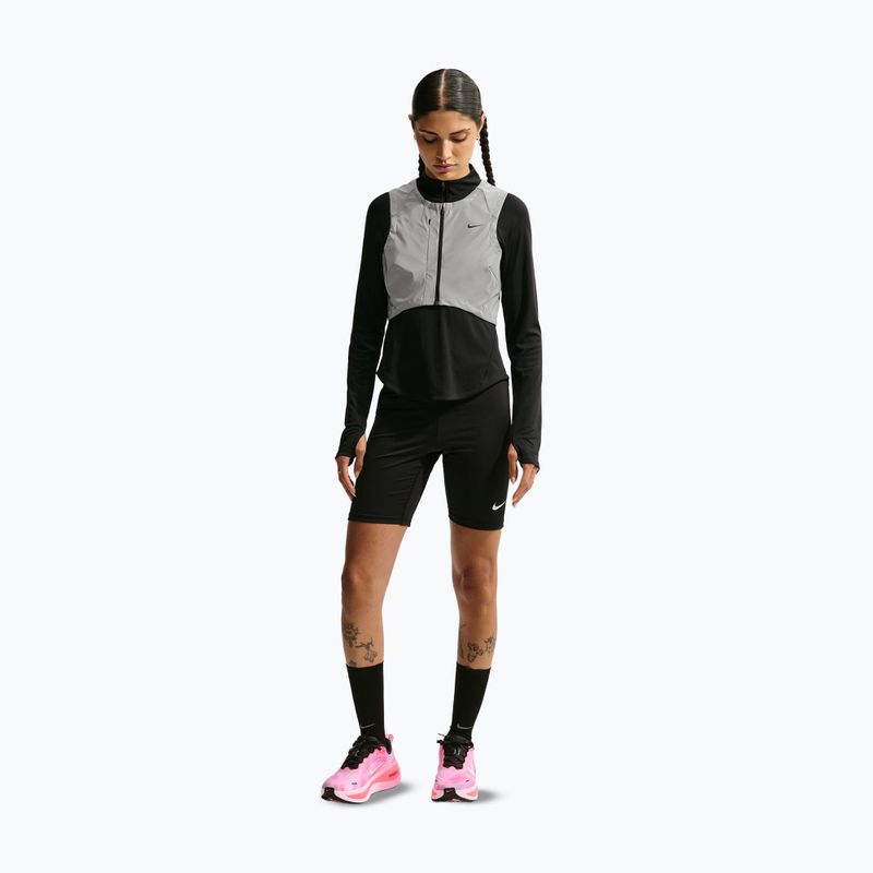 Dámská běžecká vesta Nike Swift Flash metallic cool grey/black 2