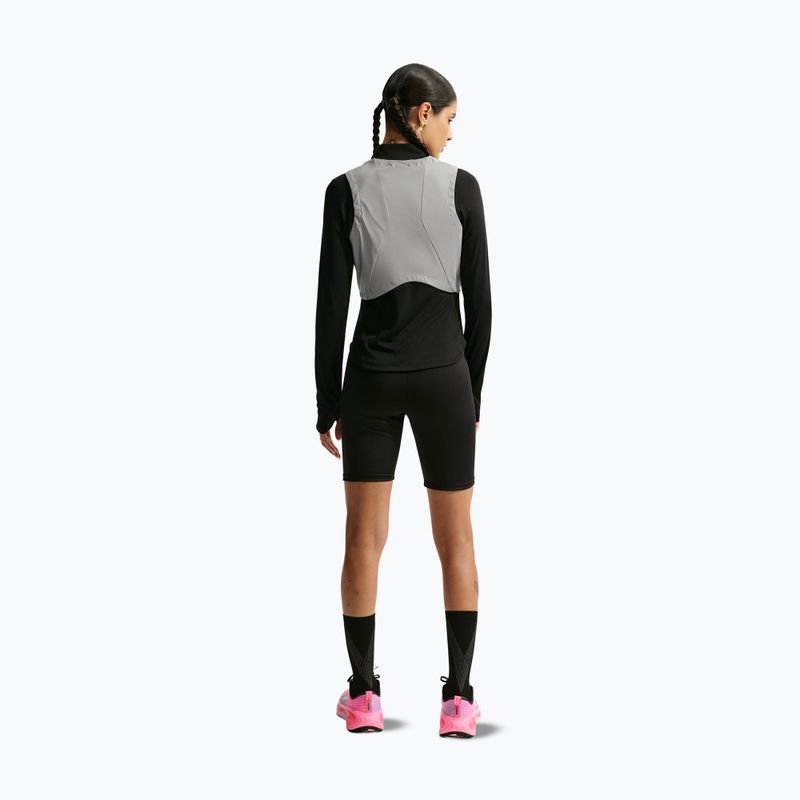 Dámská běžecká vesta Nike Swift Flash metallic cool grey/black 3