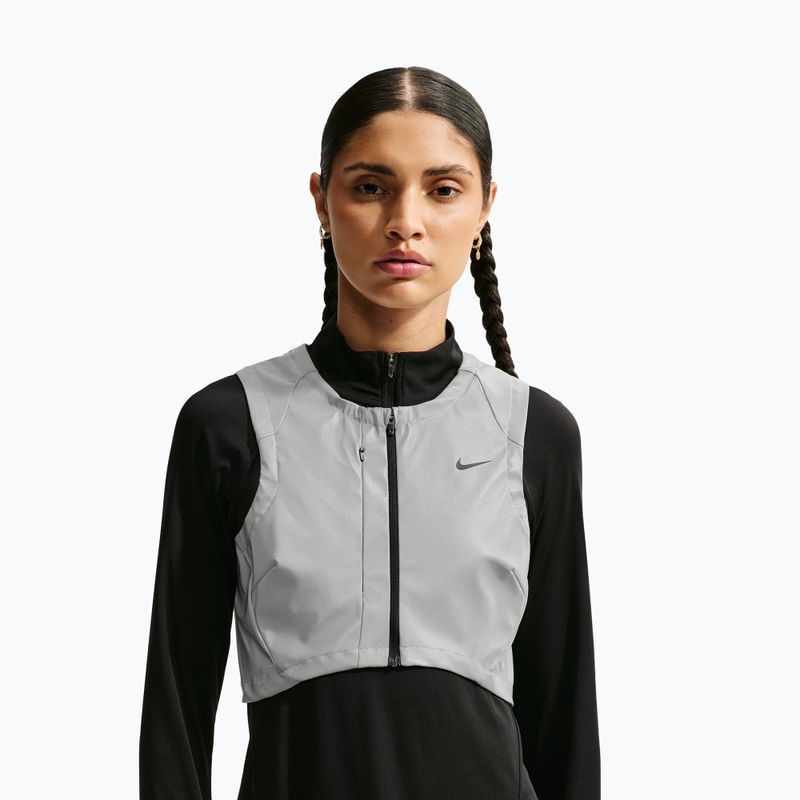Dámská běžecká vesta Nike Swift Flash metallic cool grey/black 4