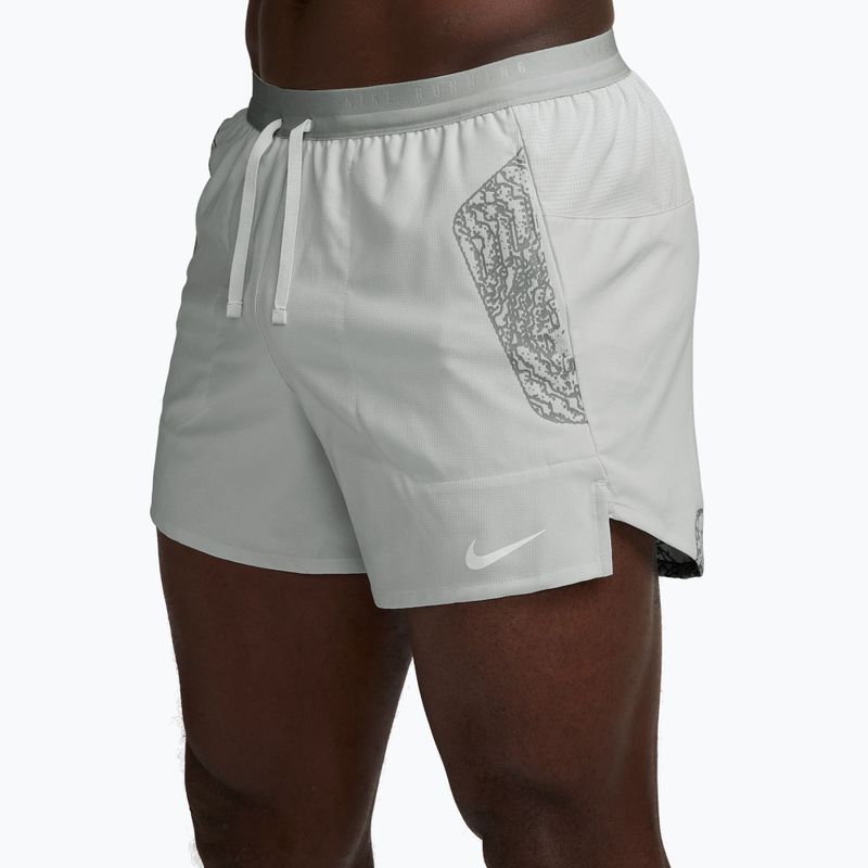 Pánské běžecké šortky Nike Stride grey fog 3