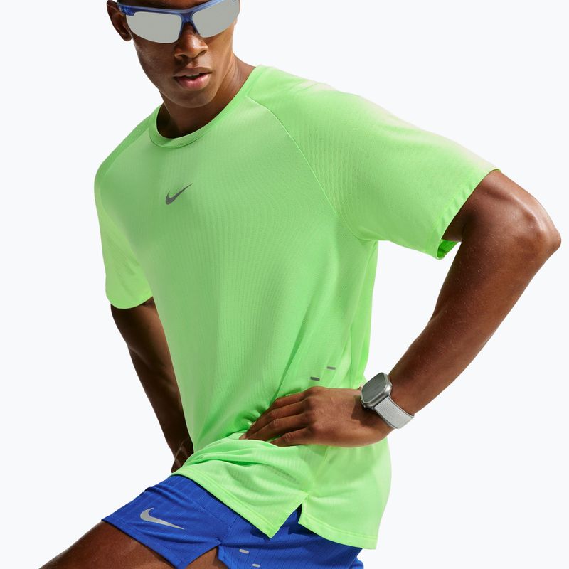 Pánské běžecké tričko Nike Stride volt/light silver 5
