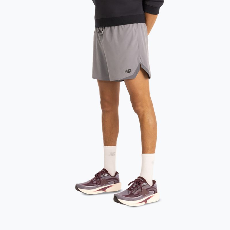 Pánské běžecké šortky New Balance Run Essentials 5" Short off-line grey/smoked violet