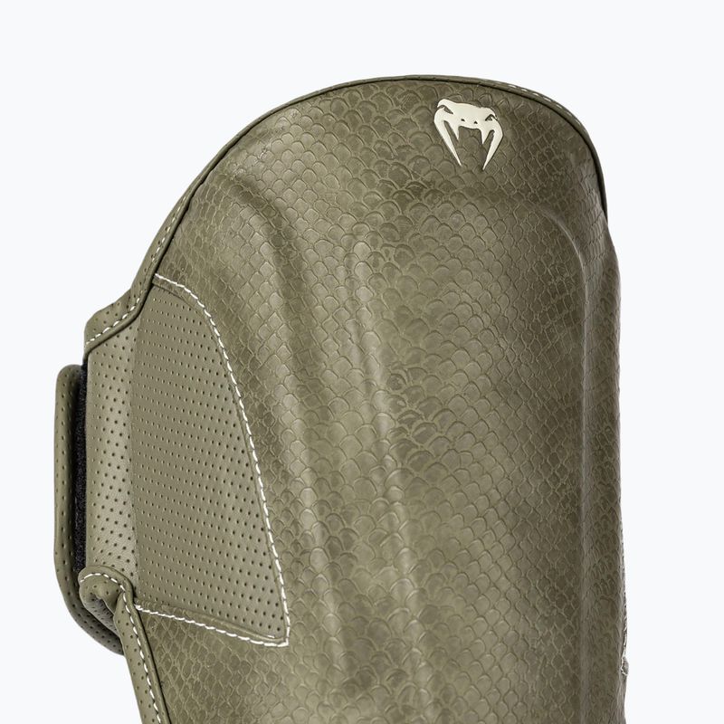 Chrániče holení a nártů Venum Impact Evo Scales Shinguards army green 3