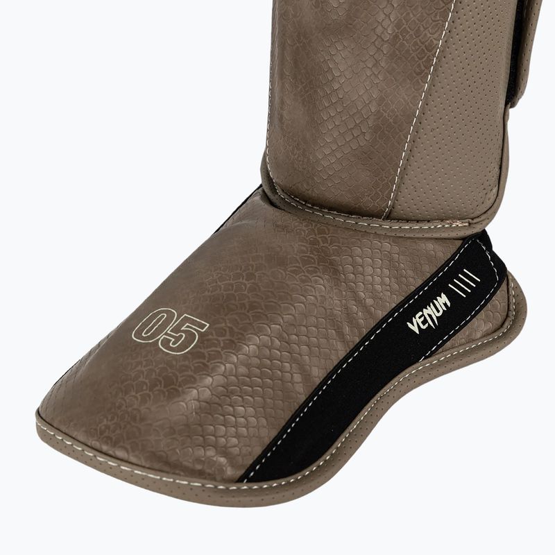 Chrániče holení a nártů Venum Impact Evo Scales Shinguards brown 5