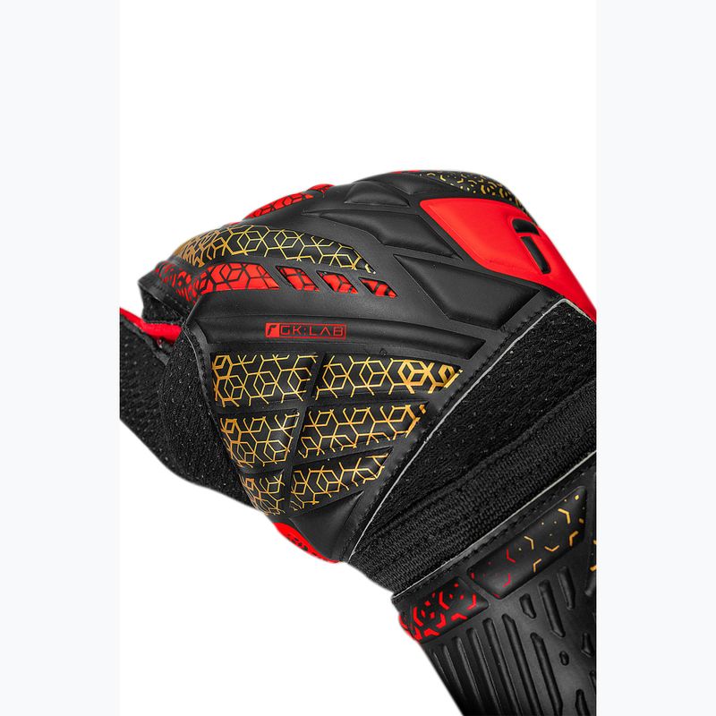 Brankářské rukavice Reusch Attrakt Solid black/gold/fiery red 6