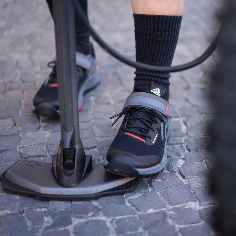 Dámská MTB cyklistická obuv adidas FIVE TEN Trailcross Clip In core black/grey three/red 15